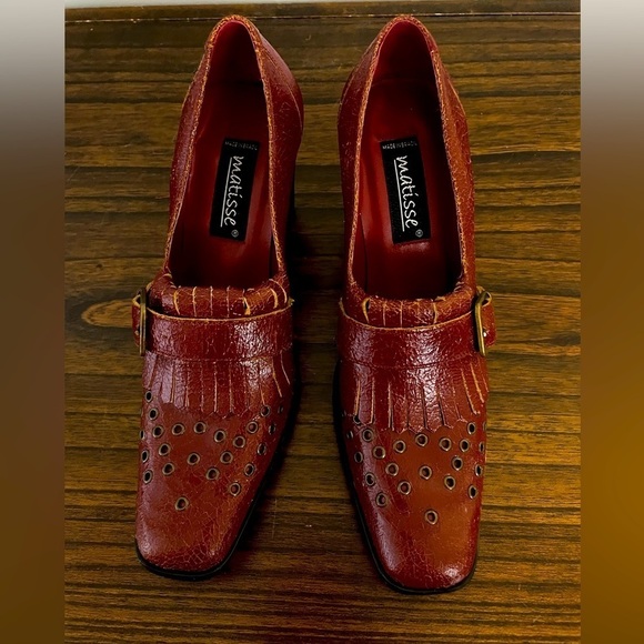 Matisse, women’s 6.5, crackled leather maroon fringe heeled buckle loafers - Picture 3 of 11